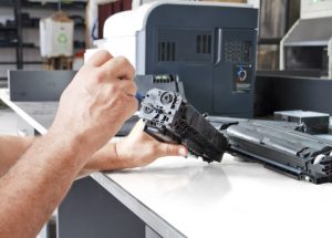 Không chỉ nạp mực vào máy in, Công Nghệ Số còn nhận sửa chữa các thiết bị dành cho văn phòng